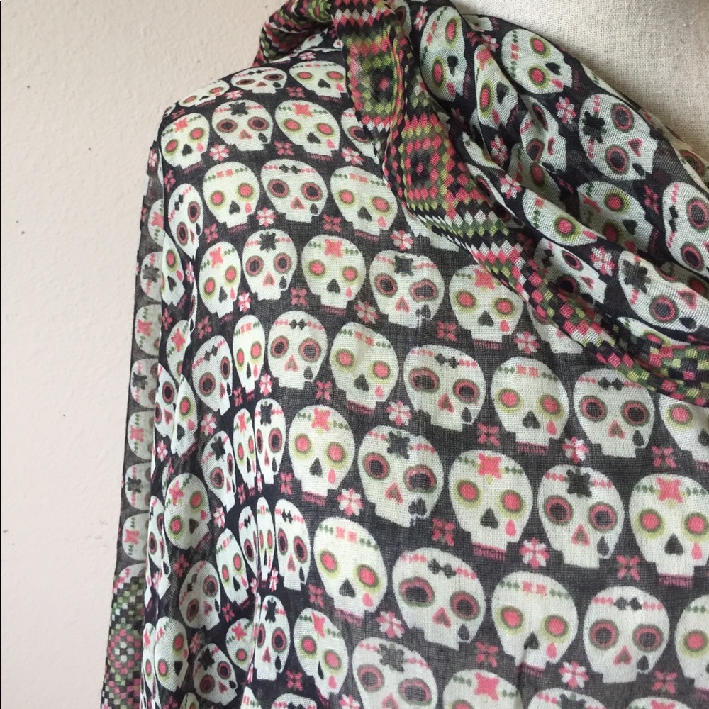 Skull Infinity Scarf 💀🌸 - Picture 5 of 5